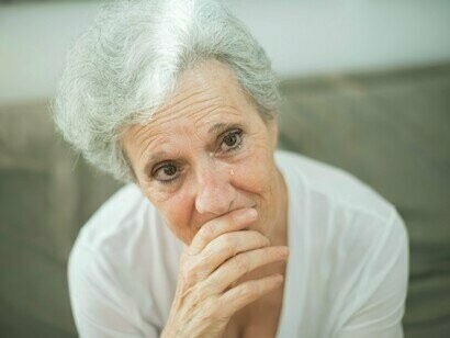 Idosa solitária e angustiada. A velhice se torna invisível quando o idoso fala e ninguém ouve. Quando sua sabedoria é vista como teimosia. Quando a memória viva de uma família é tratada como obstáculo. Essa marginalização tem rostos e histórias: mais de 4 milhões de idosos vivem sozinhos no Brasil, segundo o IBGE. Outros tantos estão em instituições de longa permanência, muitas vezes sem vínculo afetivo ou visitas




