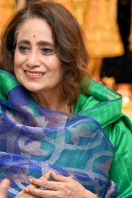 Nandita Ghatge è una progettista d’interni, artista e restauratrice  indiana. Appartiene a una illustre famiglia documentata da seicento anni