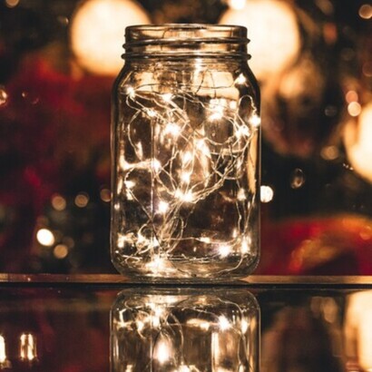 Giara piena di luci. Si ripone in un luogo visibile e si riaprirà l’anno a venire: rileggendo i foglietti, facile che alcuni sogni non si siano ancora materializzati, probabilmente non era tempo, con alcuni si stamperà un sorriso soddisfatto sul nostro viso
