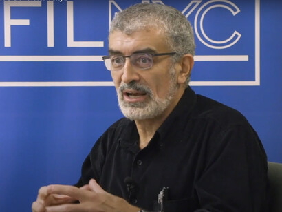 El escritor Naief Yehya durante una entrevista en la edición de 2023 de la Feria Internacional del Libro de la Ciudad de Nueva York, Estados Unidos