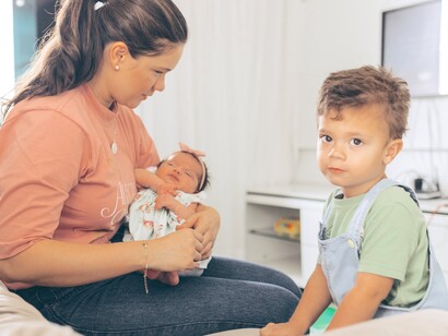 Mãe com seus filhos na sala