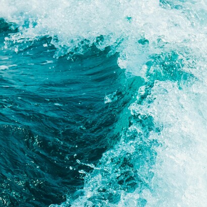 È un ascolto profondo che trasforma il rumore in senso e l’inquietudine in presenza