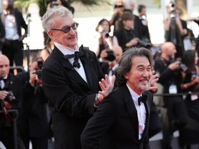 Wim Wenders ei Yakusho Kôji scherzano al Festival di Cannes 2023 