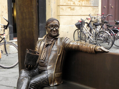 “All’amico Lucio”, la statua di Lucio Dalla dello scultore Marco Susinni, esposta l’anno scorso all’Expò di Milano e poi sotto il balcone della casa del cantante bolognese - Foto Lucia Casadio
