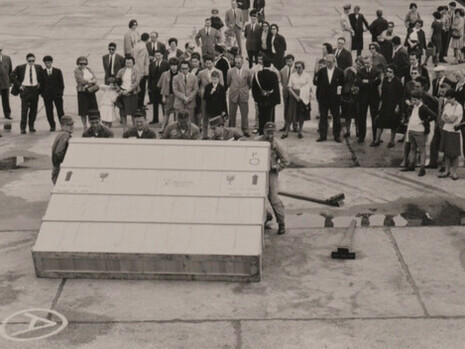 Miembros de las fuerzas armadas norteamericanas descienden del avión una de las obras en la base aérea de Aviano.Venecia, Italia