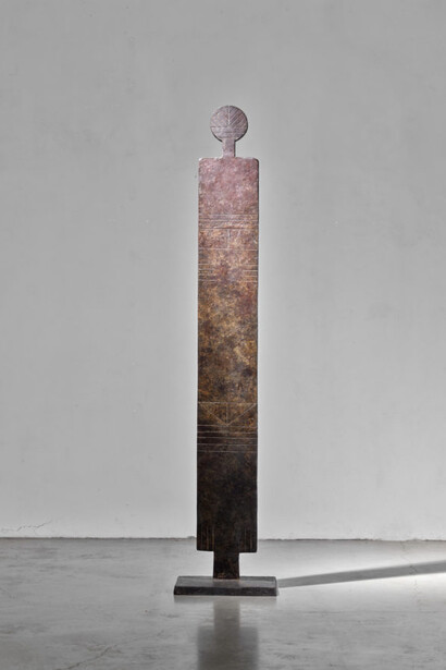 El Anatsui and William Turnbull, Human traces, exhibition view. Courtesy of Axel Vervoordt Gallery