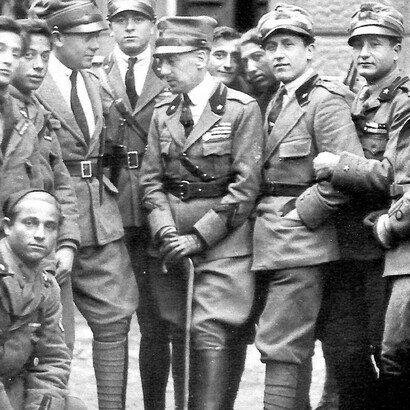 Gabriele D'Annunzio (al centro con il bastone) con alcuni legionari (componenti del reparto Arditi del Regio Esercito Italiano) a Fiume nel 1919