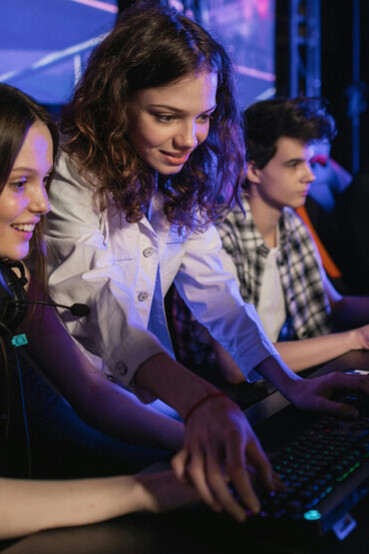 Jogar com consciência e equilíbrio ajuda a aproveitar os benefícios dos videogames, promovendo um relacionamento saudável com a tecnologia e enriquecendo a experiência