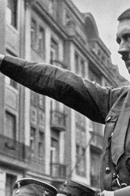 Hitler per strada mentre compie il saluto nazista