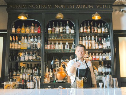Bartender mistura um drink
