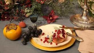 Foto di Fernando Garcia, courtesy of Fioraio Bollettini Milano: "Congedati gli ospiti, i padroni di casa ritorneranno alla tavola ma non faranno quello che a noi verrebbe di fare, sparecchiare, pulire, mettere via, no niente di tutto questo, bensì contemplano ciò è rimasto, ricordano amabilmente ogni ospite guardando come ha lasciato il suo posto, le macchie sulla tavola, il rossetto sulla ceramica, le bacchette spaiate, il tovagliolo ripiegato o meno"