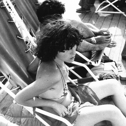 Nel 1980 tutto cambia. Gloria, che sta per compiere ventotto anni, è colpita improvvisamente da una febbre violenta. Entra in coma