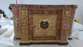 Roma, Italia. Ostensorio con sportello in legno dorato e tarsie lignee, XIX secolo, della Basilica di San Vitale al Quirinale durante i restauri effettuati nel 2024 dagli allievi dell’Istituto Restauro Roma, ph. Roberto Luciani