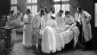 Emile Roux supervisa la vacunación contra la difteria de una pequeña en el Hôpital Trousseau, París