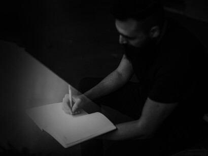 Escrito hace apunte en un cuaderno para darle forma a su novela