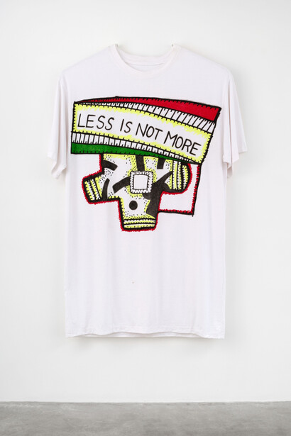 Amanda Ross-Ho,
Less in Not More, 2013-2022.
Cotton jersey and rib, thread, acrylic paint,
75 x 51 in (190.5 x 129.5 cm). Courtesy of the artist and Bel Ami Gallery
