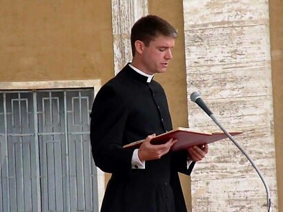 Daniel Gallagher traduce los tuits del papa al latín