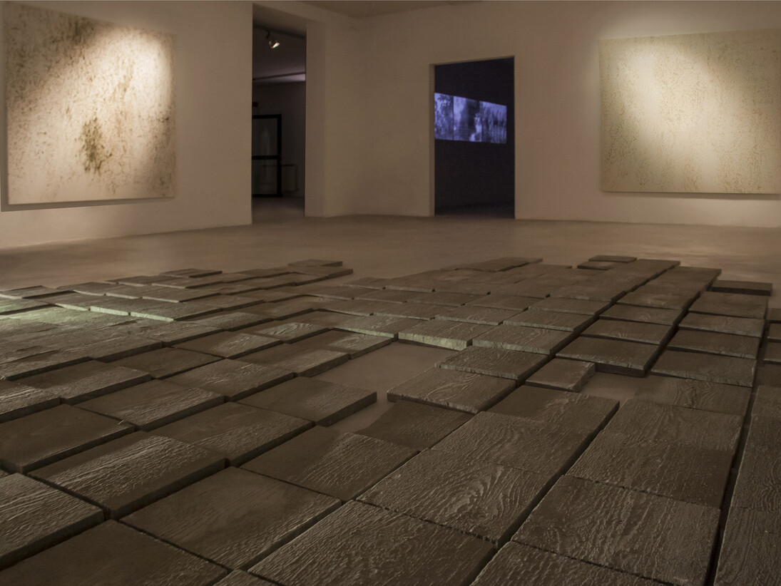Federico Gori, Senza titolo (affiora), 2012, cemento, dimensioni ambientali, veduta dell’installazione, Palazzo Fabroni, Arti Visive Contemporanee, Pistoia 2015. photo credits: Bärbel Reinhard