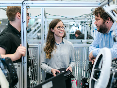 O avanço da indústria 4.0 e inteligência artificial está mudando o cenário corporativo, exigindo novas abordagens educacionais para atender às demandas tecnológicas