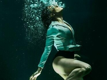 A resposta não está só no conteúdo técnico, mas na presença por trás da mensagem. Na escuta que antecede a fala. Na escolha de palavras que respeitam o tempo do outro. No tom. No ritmo. No silêncio também.
Comunicar saúde é, no fundo, lembrar o outro de que ele não está só



