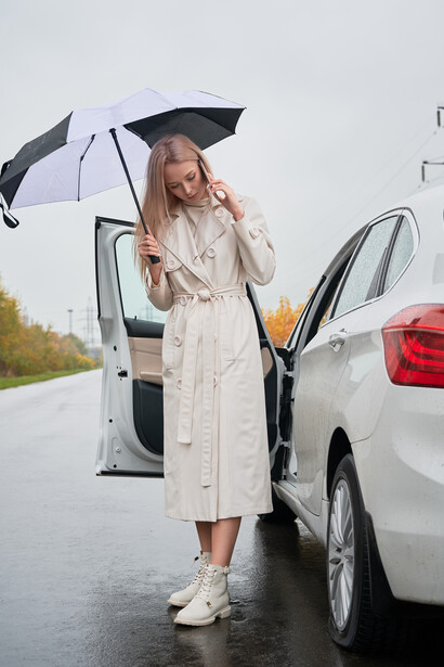 Donna fuori dall'auto a causa di una gomma a terra: "E se nella stessa borsetta – metaforicamente parlando – ci fosse spazio sia per un eyeliner perfetto che per la capacità di affrontare un imprevisto?"