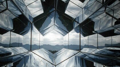 Dentro a uno specchio deve essere come negli occhi di chi non finisce mai di cercare