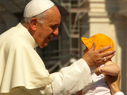 Papst Franziskus Streicheln ein Kind
