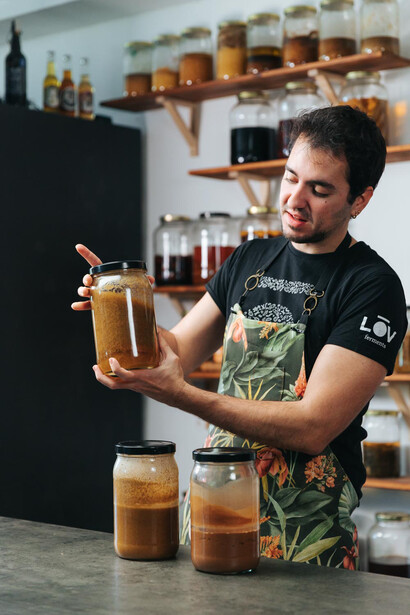 Gracias a su experiencia en cocinas europeas y su paso por el elBulli Lab, Ruiz Moreno ha logrado combinar la alta gastronomía con procesos fermentativos tradicionales