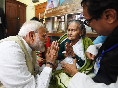 A Rare Photograph of Modji with the Matriarch of Thakurnagar