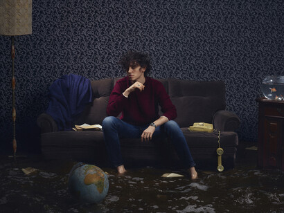 Michele Bravi tiene la mano del suo pubblico per aiutarlo in un tipo di orientamento al quale non si è avvezzi: in assenza di luce, foto Roberto Chierici