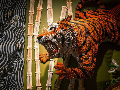 Arte da riciclo, tigre con zebre sullo sfondo. © Federico Uribe. Il risultato è stravagante ma contiene un’enorme efficacia e comunicabilità