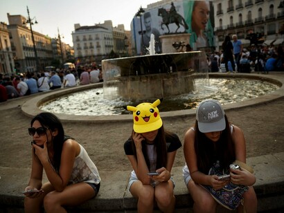Asistentes al macroevento para cazar Pokémons en Madrid