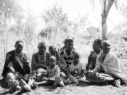 Ontologie sociale.  Plus que les pays des autres continents, l’Afrique se sent interpellée par ces interrogations, d’autant plus qu’elle a constitué le champ d’expérimentation des différents paradigmes du développement qui se sont succédés et qu’elle ne cesse de s’interroger sur les causes de l’échec des politiques de développement entreprises depuis les indépendances
