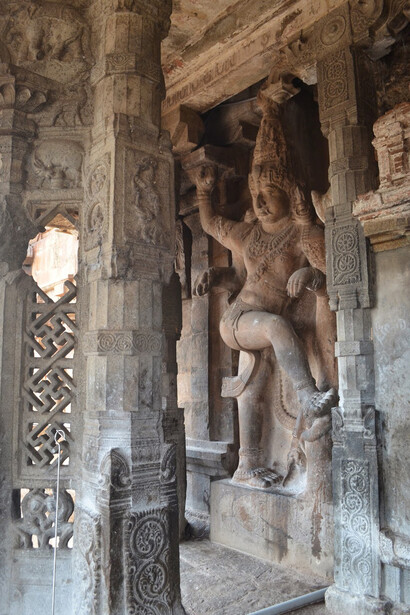 A sculptor at the entrance