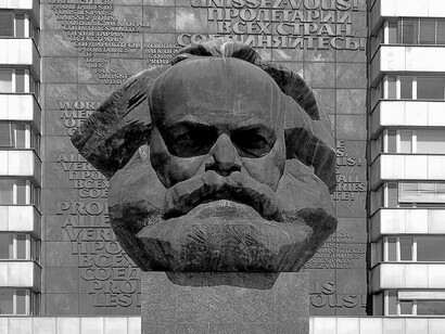  Nesse domínio da produção material, a única liberdade possível é aquela em que os homens, juntamente com seus produtores, regulem racionalmente suas trocas com a natureza. No entanto, essa atividade, mesmo racionalmente regulada, constituirá sempre a necessidade. É apenas para além dessa esfera que começa o desenvolvimento das forças humanas como um fim em si — o que Marx identifica como liberdade—e essa liberdade somente pode nascer se estiver solidamente fundamentada sobre o reino da necessidade previamente superado