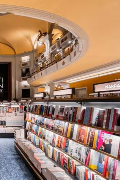 Uno degli espositori presenti nella magnifica libreria Odeon di Firenze, Italia
