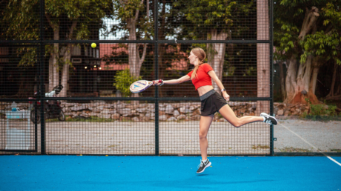 Mujer juega al pádel, el deporte de la actualidad