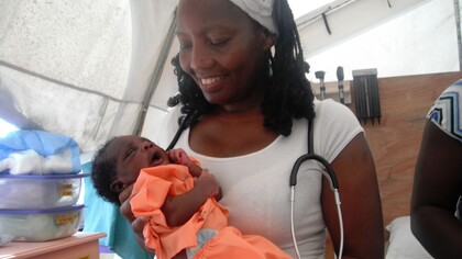 Tita Waldo Quinto con un bebé haitiano
