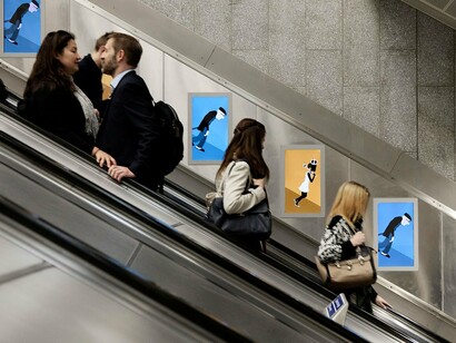Londres. Pasajeros del metro bajan por las escaleras mecánicas hacia un andén