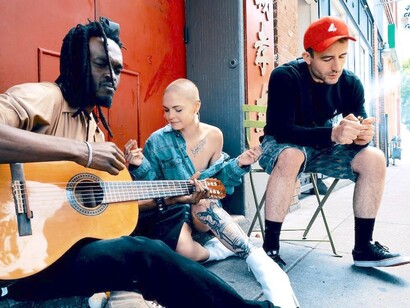 Mulher e homens perto da parede ouvindo música