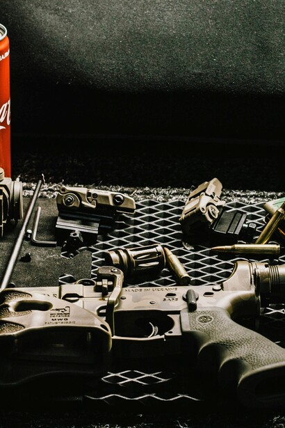 Se gli USA dovessero ridurre il loro impegno nella NATO, l’UE si troverebbe a dover colmare il vuoto lasciato, con possibili divisioni tra i suoi membri sulle strategie di difesa comune