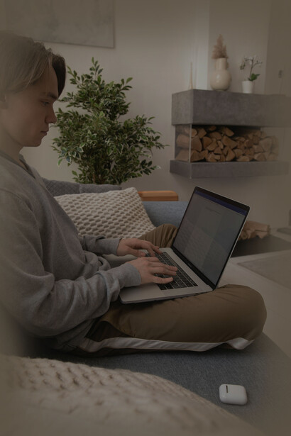 Una persona sedentaria en su living. El sedentarismo incrementa el riesgo de desarrollar enfermedades cardiovasculares, diabetes tipo 2, demencia y ciertos tipos de cáncer