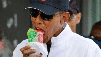 El presidente de Estados Unidos, Barack Obama, disfruta de un helado durante sus vacaciones