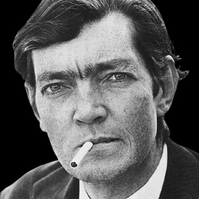 Julio Cortázar transformou o real e o fantástico em algo inseparável. Em O Jogo da Amarelinha, ele desafiou a narrativa linear, criando uma obra-prima literária de múltiplas leituras