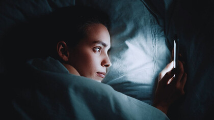 Tanto la luz blanca como la luz azul tienen un efecto estimulante en nuestro cerebro y es el motivo de que muchas veces no podamos conciliar el sueño