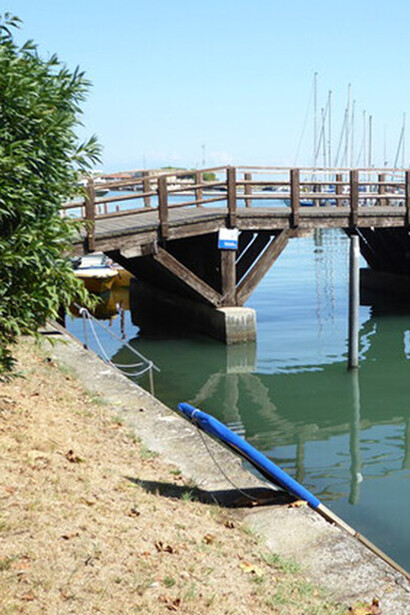 Me encamino hacia los jardines. Cruzo Santa Elena y no puedo dejar de elevar un pensamiento hacia Massimo De Grandi.  Puente sobre el rio de Santa Elena, Venecia, Italia