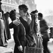 Le baiser de l’Hôtel de Ville, Paris 1950 © Robert Doisneau
