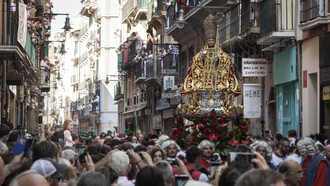 Todos los años, hoy en su día especial, el 7 de julio sale nuestro santo morenico por las calles de Pamplona. Devotos y simpatizanostes nadie queda indiferente al paso del santo. 2018, Gora San Fermín. Pamplona, Navarra, España