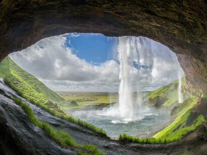 Cascata di Seljalandsfoss (Islanda). Ricordare è tendere l’orecchio alla vita volgendo lo sguardo verso l’inizio, là da dove abbiamo preso le mosse