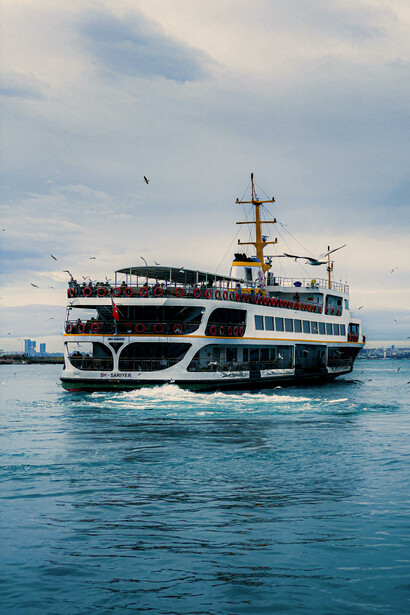 Hacía varios minutos que me encontraba esperando a embarcar, mientras fumaba y jugaba con el ticket entre mis manos